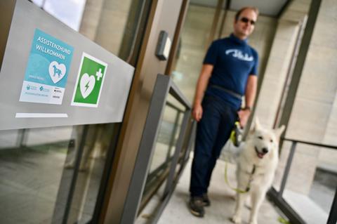 Denis Mohr mit Assistenzhund Noah am 26.05.2025 in Bochum
