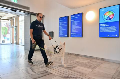 Denis Mohr mit Assistenzhund Noah am 26.05.2025 in Bochum