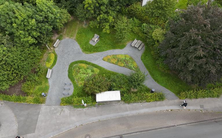 Ein Foto eines kleinen grünen Parks von oben.