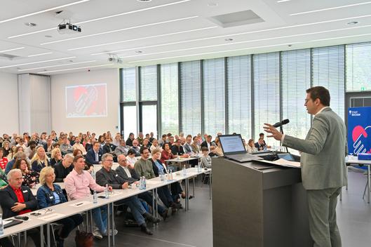 Oberbürgermeister Thomas Eiskirch eröffnet die dritte Bochumer Sozialkonferenz