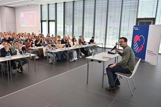 Journalist Olivier David liest aus seinem Buch über Armut in der Kindheit