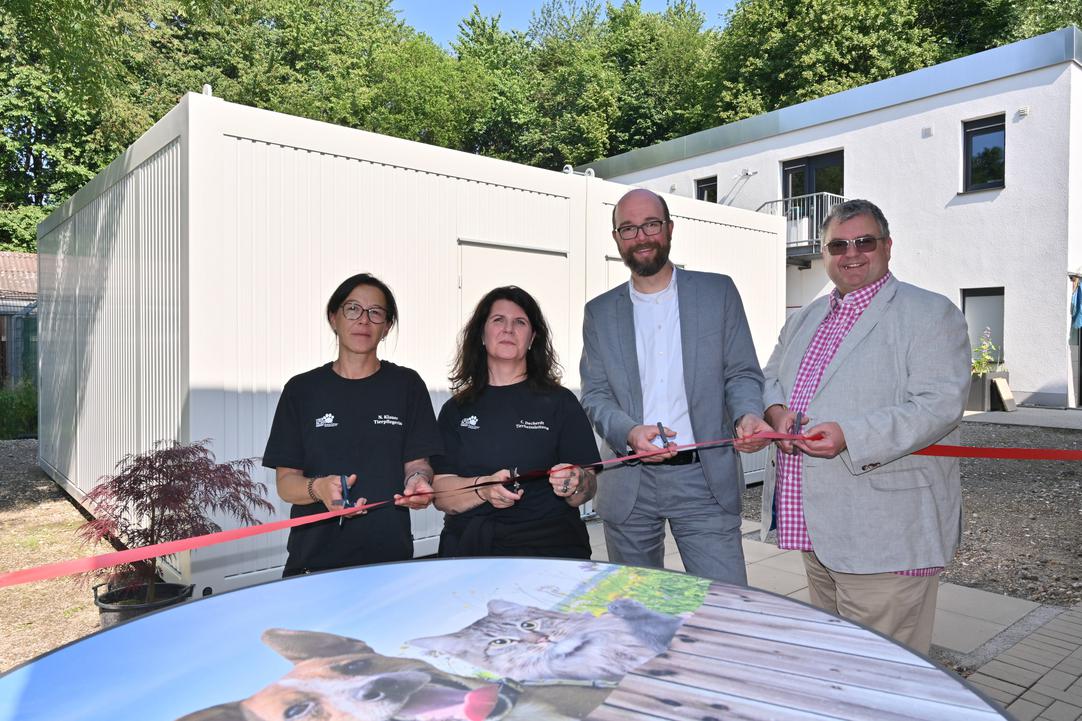 Von links: Tierpflegerin Nicole Klauert, Carmen Decherdt, die Leiterin des Tierheims, Stadtdirektor Sebastian Kopietz und der Vorsitzende des Ausschusses für Umwelt, Nachhaltigkeit und Ordnung, Jörg Czwikla