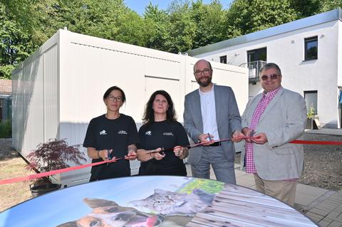 Von links: Tierpflegerin Nicole Klauert, Carmen Decherdt, die Leiterin des Tierheims, Stadtdirektor Sebastian Kopietz und der Vorsitzende des Ausschusses für Umwelt, Nachhaltigkeit und Ordnung, Jörg Czwikla
