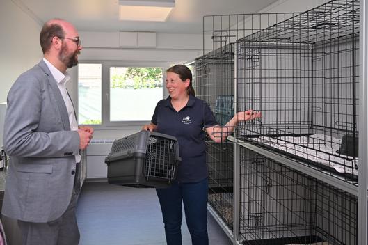 Stadtdirektor Sebastian Kopietz und Nina Schmidt vom Tierheim
