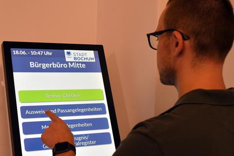 Mensch an einem Terminal