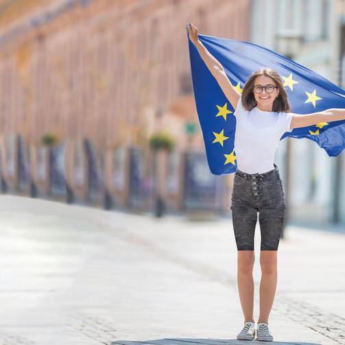 Eine Jugendliche mit einer Europafahne