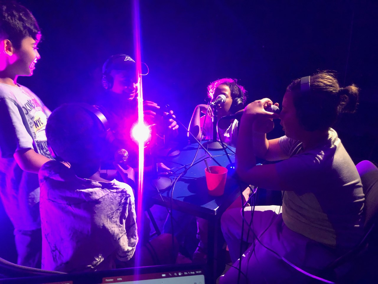 Jugendliche nehmen einen Podcast auf