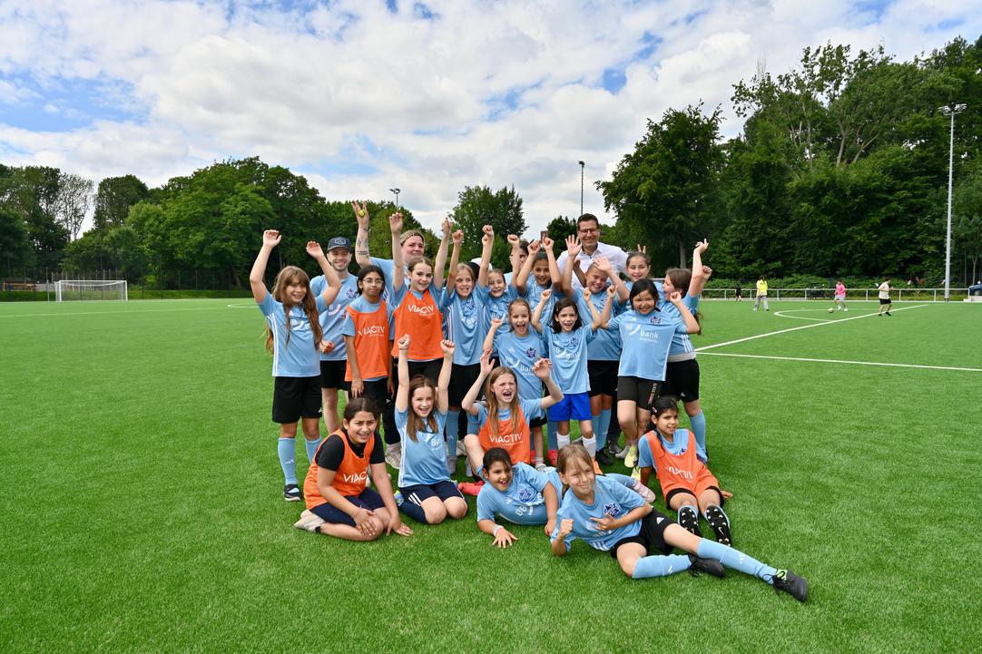 Thomas Eiskirch mit einer Mädchen-Fußballmannschaft