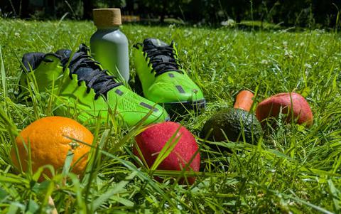Obst und Schuhe auf einer Wiese