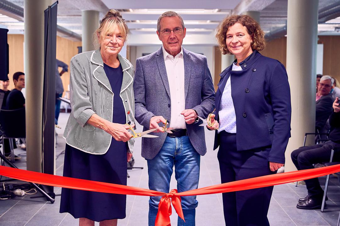 Das Eröffnungsband wird feierlich durchtrennt von (von links): Bürgermeisterin Gabi Schäfer, Schulausschussvorsitzender Ernst Steinbach und Schulleiterin Ulrike Strajhar