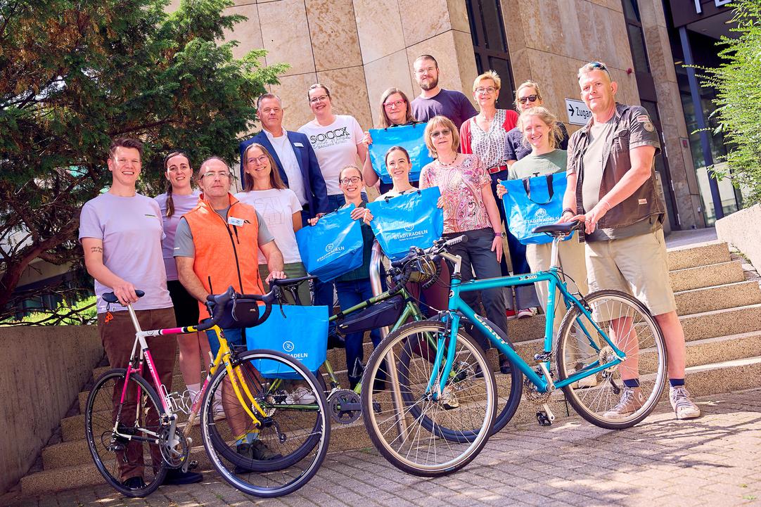 Menschen auf einer Treppe mit Fahrrädern
