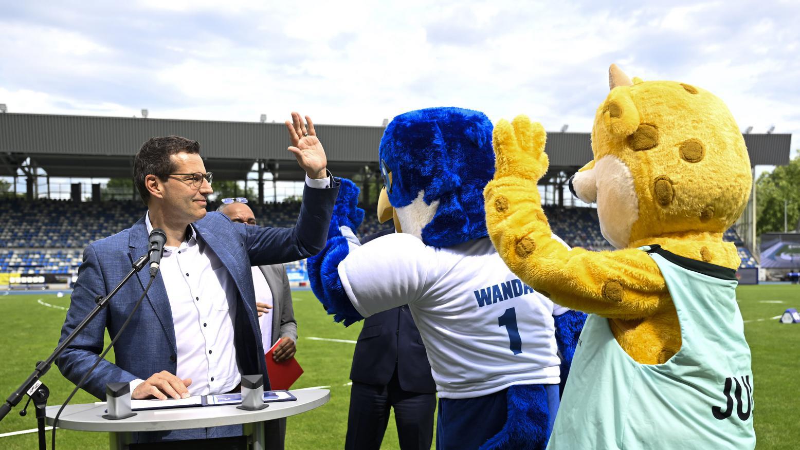 Thomas Eiskirch mit Maskottchen