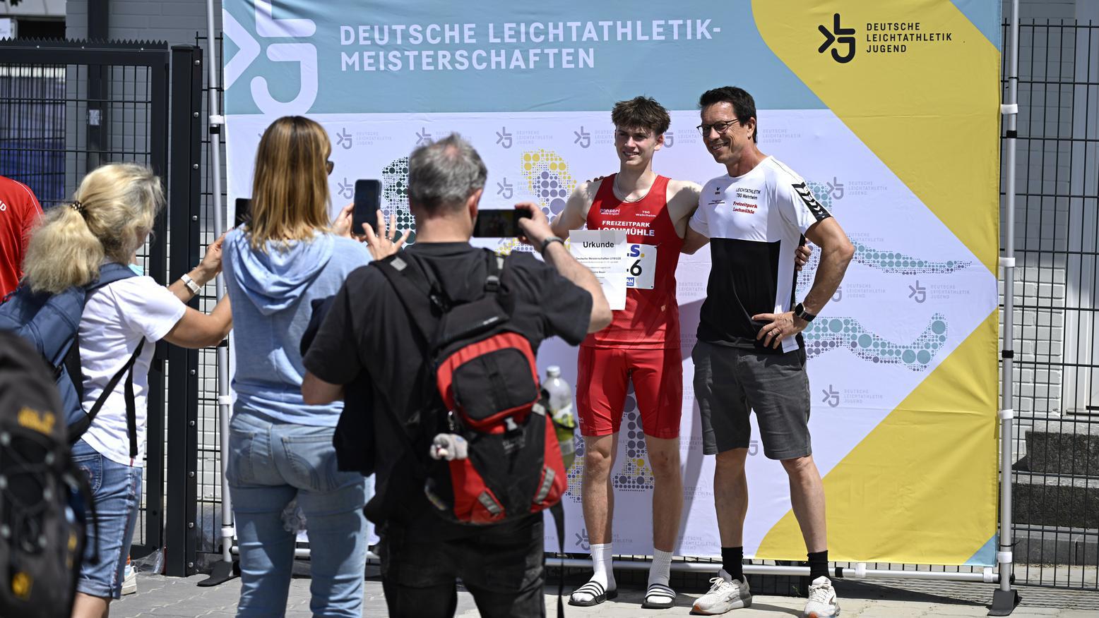 Sportler vor Leinwand