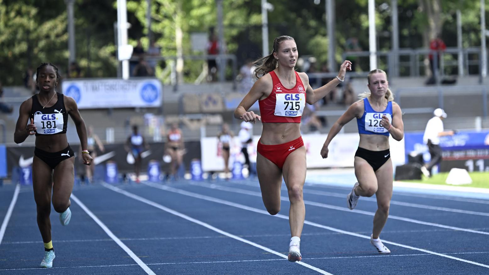 Sportler auf Laufbahn