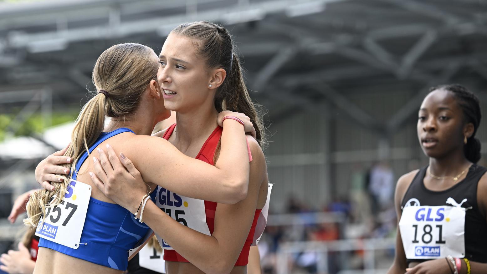 Umarmung zweier Sportlerinnen