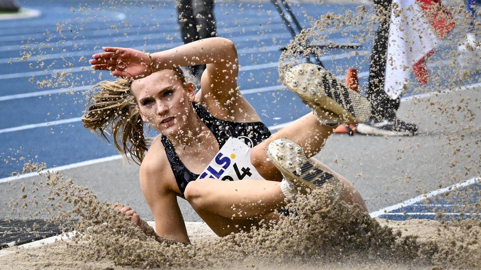 Eine Weitspringerin im Sand