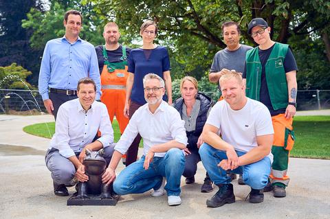 Spielende Kinder auf dem neuen Wasserspielplatz im Stadtpark