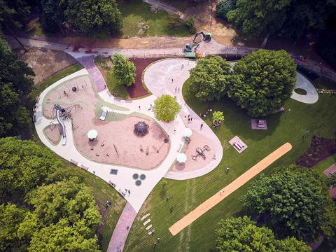 Spielende Kinder auf dem neuen Wasserspielplatz im Stadtpark
