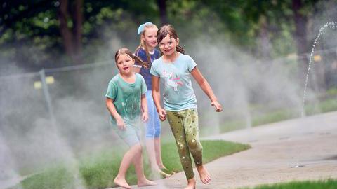 Spielende Kinder auf dem neuen Wasserspielplatz im Stadtpark