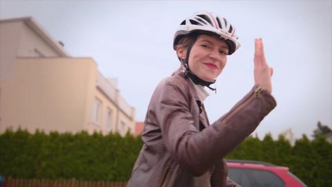 Radfahrerin bedankt sich mit Handzeichen