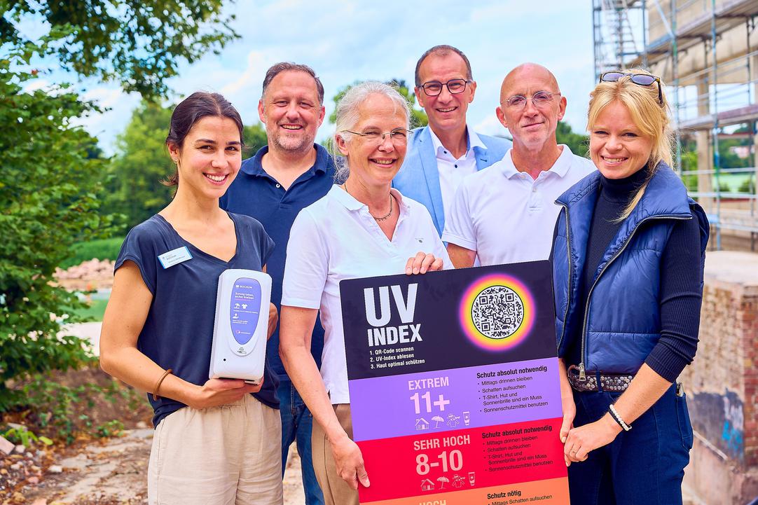 Menschen mit der neuen UV-Indextafel