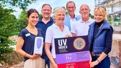 Menschen mit der neuen UV-Indextafel