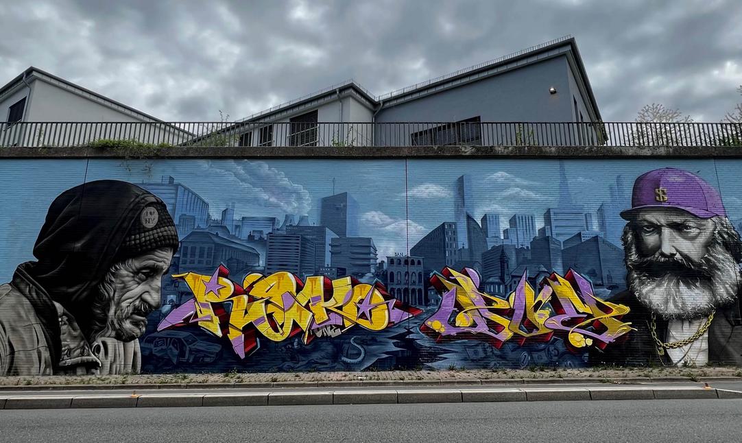 Graffiti-Kunst auf einer Mauer an der Unistraße