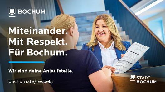 Zwei Frauen unterhalten sich an der Informationstheke. Links steht der Kampagnenslogan "Miteinander. Mit Respekt. Für Bochum. Wir sind deine Anlaufstelle."