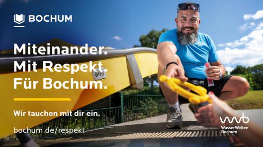 Ein Man kniet am Rand eines Wasserbeckens und gibt einer Person einen Schwimmring. Links steht "Miteinander. Mit Respekt. Für Bochum. Wir tauchen mit der ein."