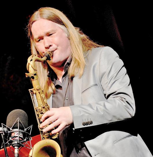 Uwe Plath spielt Saxofon. 