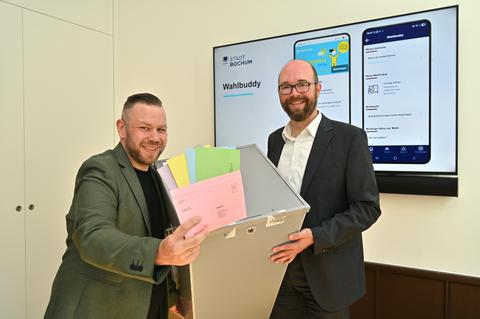 Stadtdirektor und Kreiswahlleiter Sebastian Kopietz (rechts) und Daniel Peters, Leiter des Wahlbüros