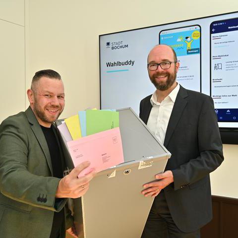 Stadtdirektor und Kreiswahlleiter Sebastian Kopietz (rechts) und Daniel Peters, Leiter des Wahlbüros
