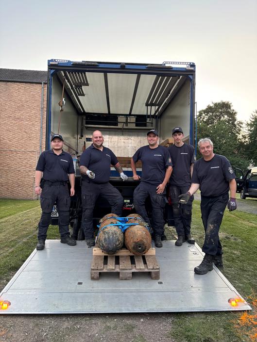 Der Kampfmittelräumdienst mit den entschärften Fliegerbomben.