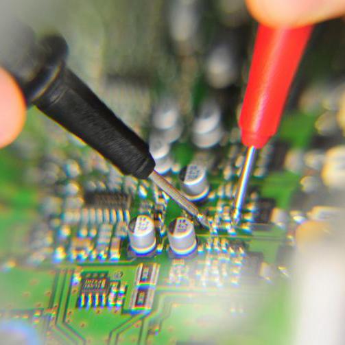 Das Bild zeigt Arbeiten an einem Gerät.