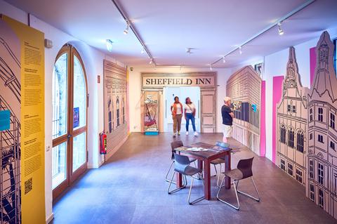 Personen besuchen einen Ausstellungsraum von "Bochum - Sheffield."