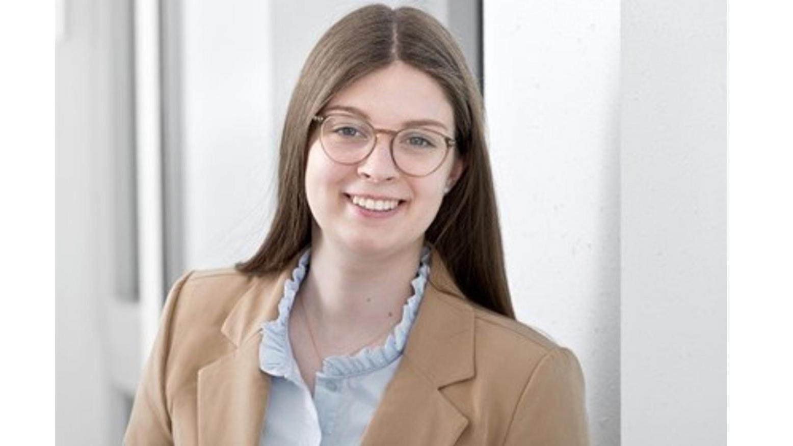 Ein Porträtfoto von Amelie vor einem weißen Hintergrund.