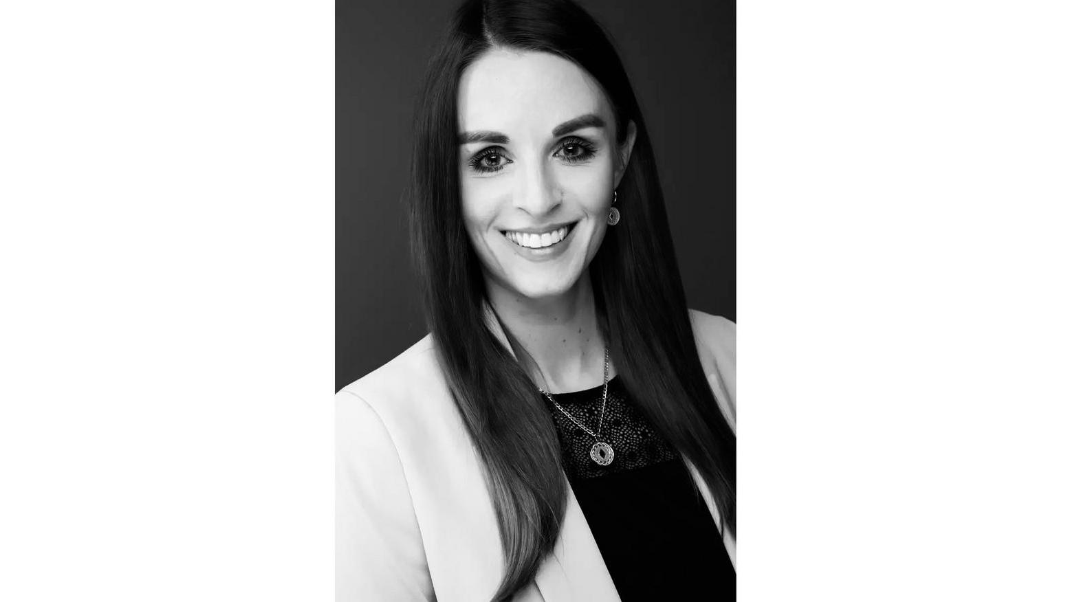 Ein schwarz-weiß Porträtfoto von Jacqueline Maria.