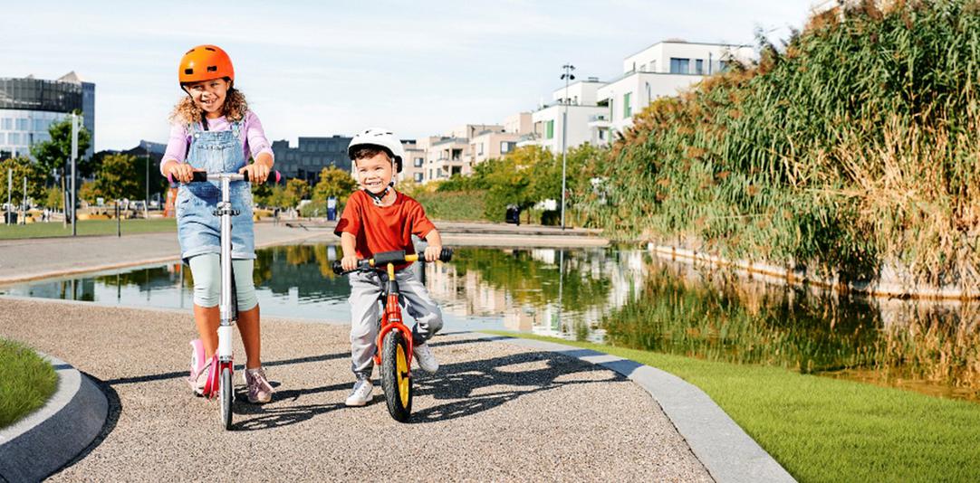 Symbolbild Kinder vor einem Teich