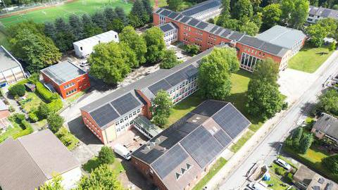 Die Dächer der Heinrich-Böll-Gesamtschule.