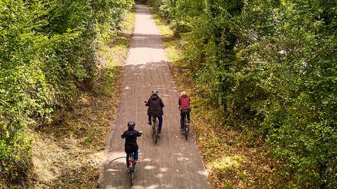 Mehrere Radfahrer*innen sind unterwegs auf der Wegeverbindung Dahlhausen-Essen 