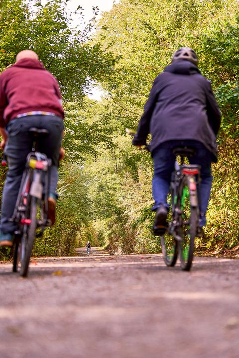Mehrere Radfahrer*innen sind unterwegs auf der Wegeverbindung Dahlhausen-Essen