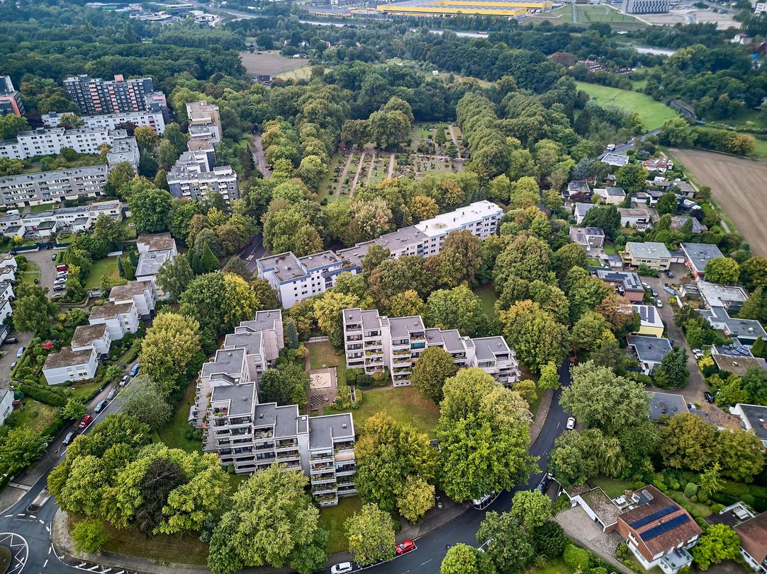 Luftbild von dem denkmalgeschützten Terrassenhaus an der Schattbachstraße und Umgebung