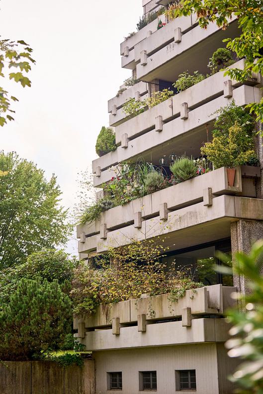 Die begrünten Terrassen des denkmalgeschützten Terrassenhauses an der Schattbachstraße