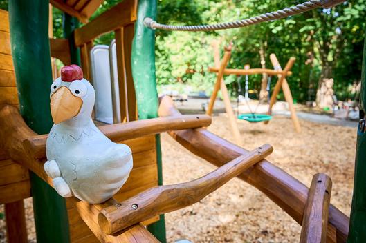 Detailreich und naturnah: Der neue Spielplatz an der Wanner Straße.