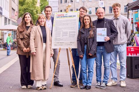 Menschen mit der Charta der Vielfalt