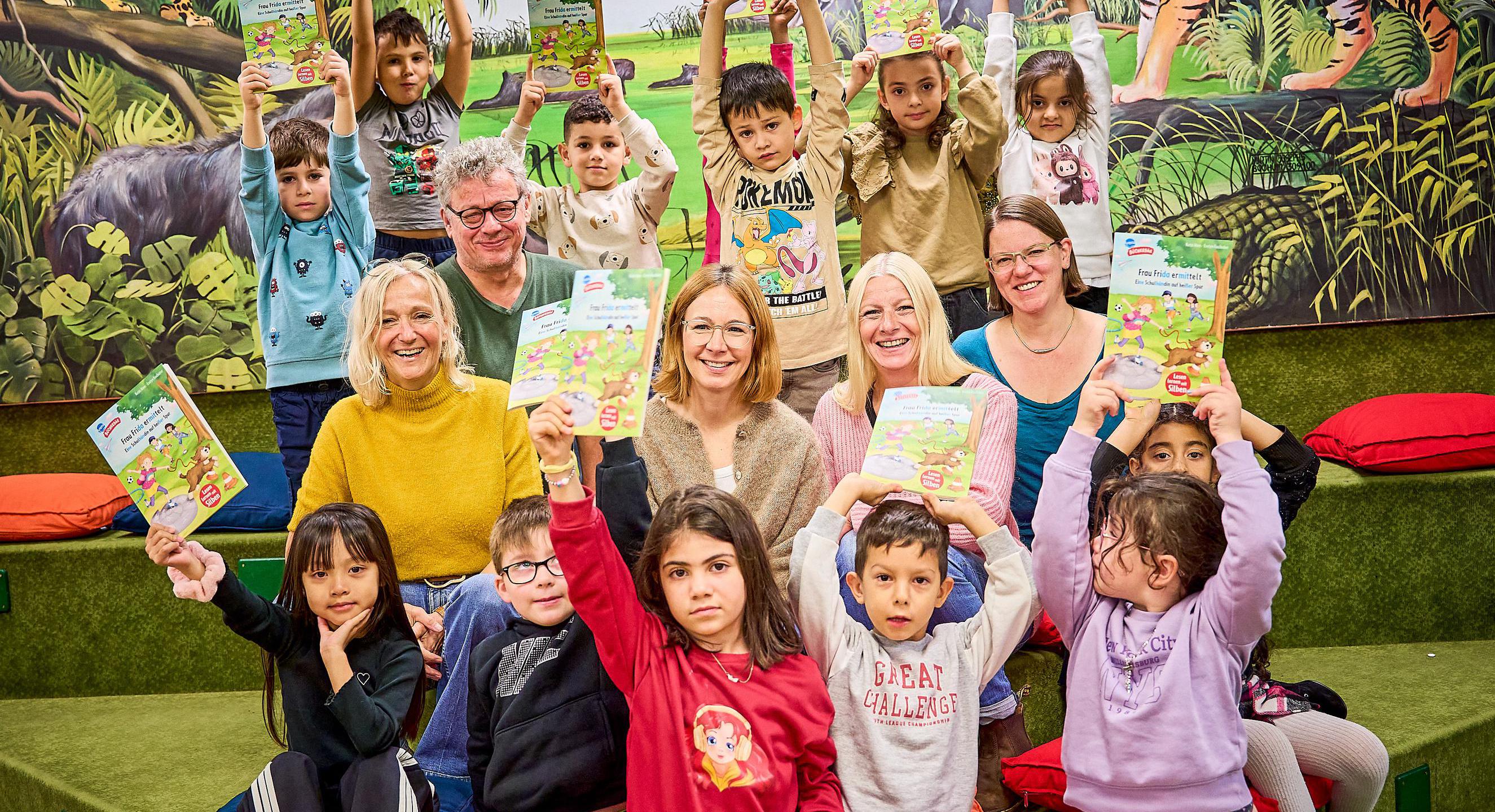 Kinder mit Büchern in der Hand