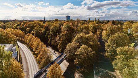 Herbstlich verfärbte Bäume bestimmen am 18. Oktober 2025 das Stadtbild in Bochum.