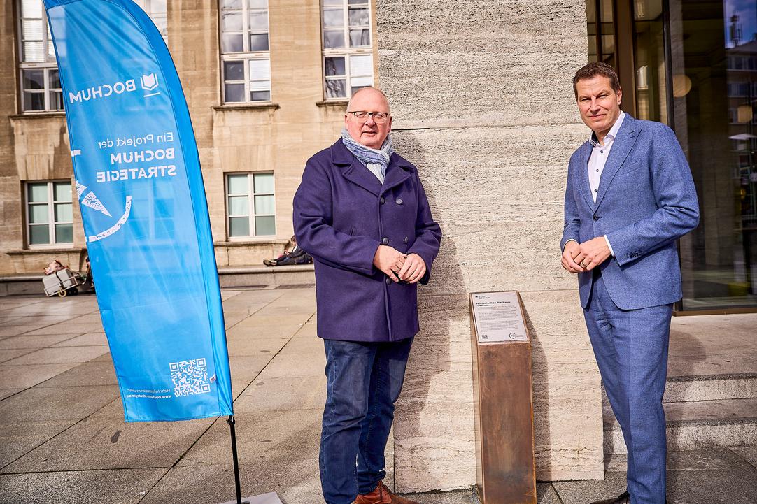 Stele „Erinnern statt Vergessen: Erinnerungskultur und Stadtgeschichte“ am Rathaus enthüllt