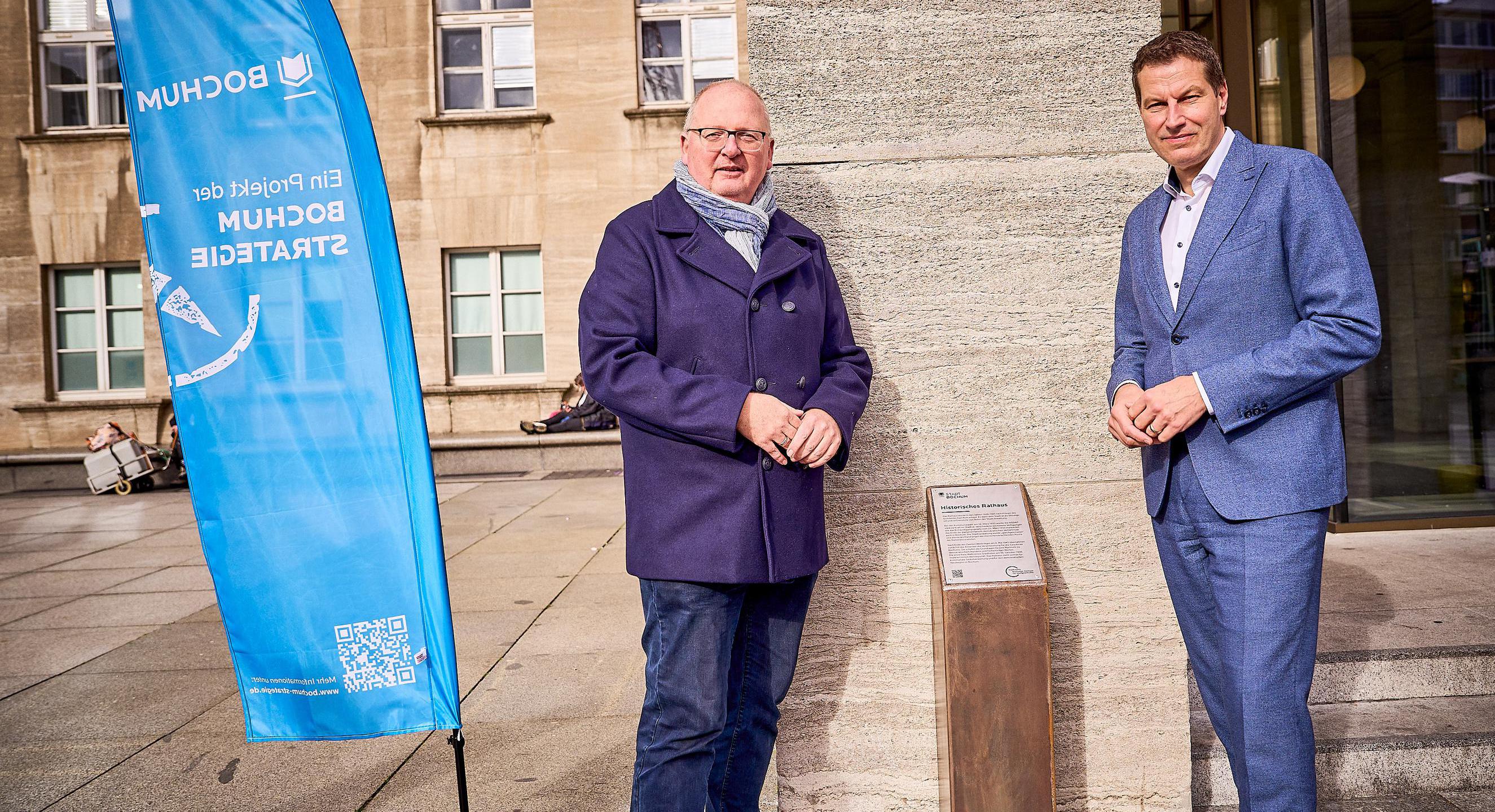 Stele „Erinnern statt Vergessen: Erinnerungskultur und Stadtgeschichte“ am Rathaus enthüllt