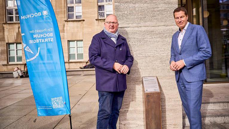 Stele „Erinnern statt Vergessen: Erinnerungskultur und Stadtgeschichte“ am Rathaus enthüllt